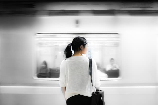 電車を待つ女性